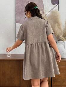 Lounesse Vestido Casual Macio e Elegante de Cor Sólida com Abotoamento Único e Pregas para Mulheres Plus Size, Uso Diário, Volta às Aulas, Marrom, Saída, Jantar, Escritório, Clube, Verão - Multicolorido - Visão 3