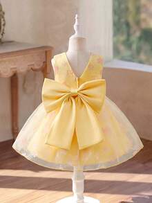 SHEIN Glamorique Kids 黃色女嬰無袖公主洋裝，背面可拆卸緞面蝴蝶結，柔軟薄紗面料配3D花卉刺繡，適合嬰兒生日派對、週歲宴、家庭聚會、婚禮、日常出遊、拍照、夏季洋裝、畢業舞會禮服 - 黃色 - 查看 4