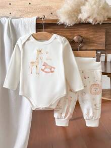 SHEIN Vintaside Kids 新生兒男嬰春秋四季通用寬鬆針織米白色信封領長袖連身衣與尿褲2件套，舒適柔軟可愛森系簡約清新；適中厚度，身上印有長頸鹿、木馬、搖鈴等圖案；休閒、幼兒、派對、滿月慶祝 - 杏色 - 查看 3