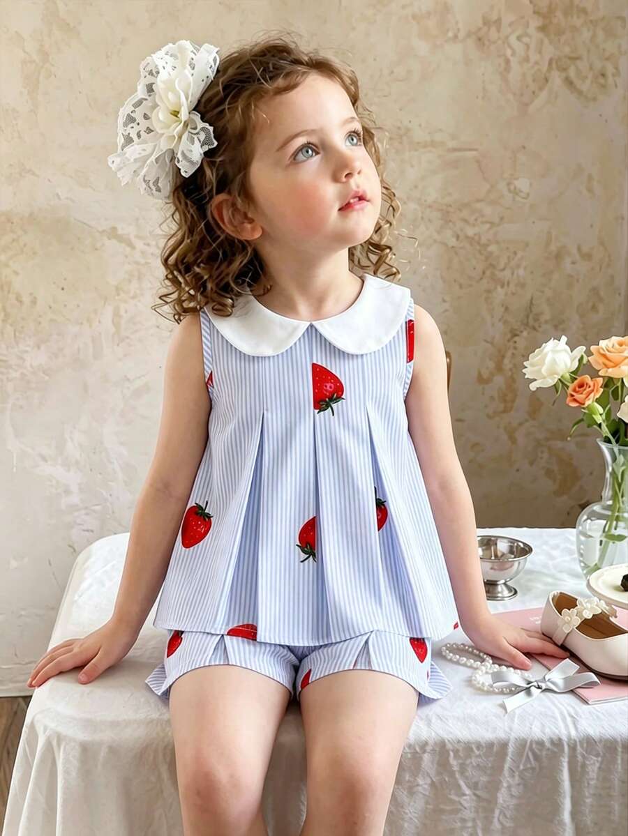 SHEIN Vintaside Kids 女嬰清新藍白條紋草莓印花荷葉領無袖上衣 + 短褲 2件套 | 歐美風學院風兒童夏季套裝。經典彼得潘領設計，搭配清爽藍白條紋面料，充滿夏日活力；點綴甜美草莓印花，搭配前褶縫剪裁