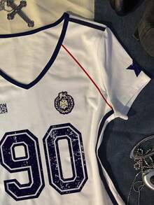 IslaSuriya 女款復古做舊海軍藍 #90 號球衣 T-shirt，修身 V 領短袖運動上衣 - 彩色 - 查看 4