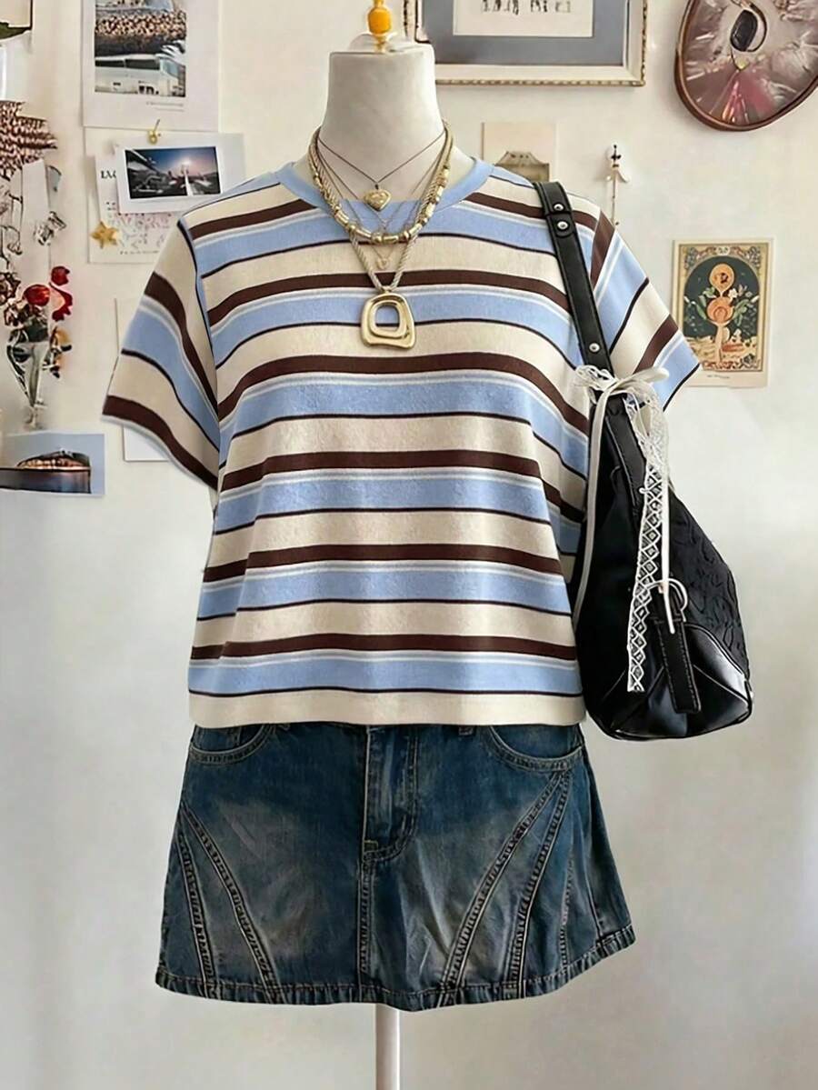 少女数码条纹图案短袖连体衣,休闲舒适,适合春夏穿着,百搭夏季单品,适合户外活动、野餐、街头摄影、度假、送礼、日常穿着,经典复古美式风格。 - 彩色 - 查看 1