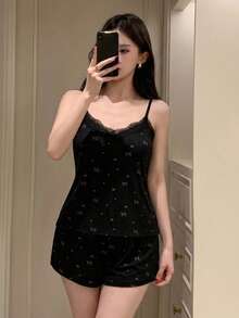 DAZY 2件組蕾絲拼接蝴蝶結滿版印花無袖背心與短款睡褲夏季女款睡衣套裝 - 黑色 - 查看 6