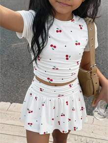 SHEIN Tween女孩時尚夏季可愛櫻桃波點水果圖案休閒套裝：短袖短版上衣與百褶迷你裙，夏季可愛迷你愛心櫻桃印花，櫻桃女孩，度假海灘 - 白色 - 查看 1