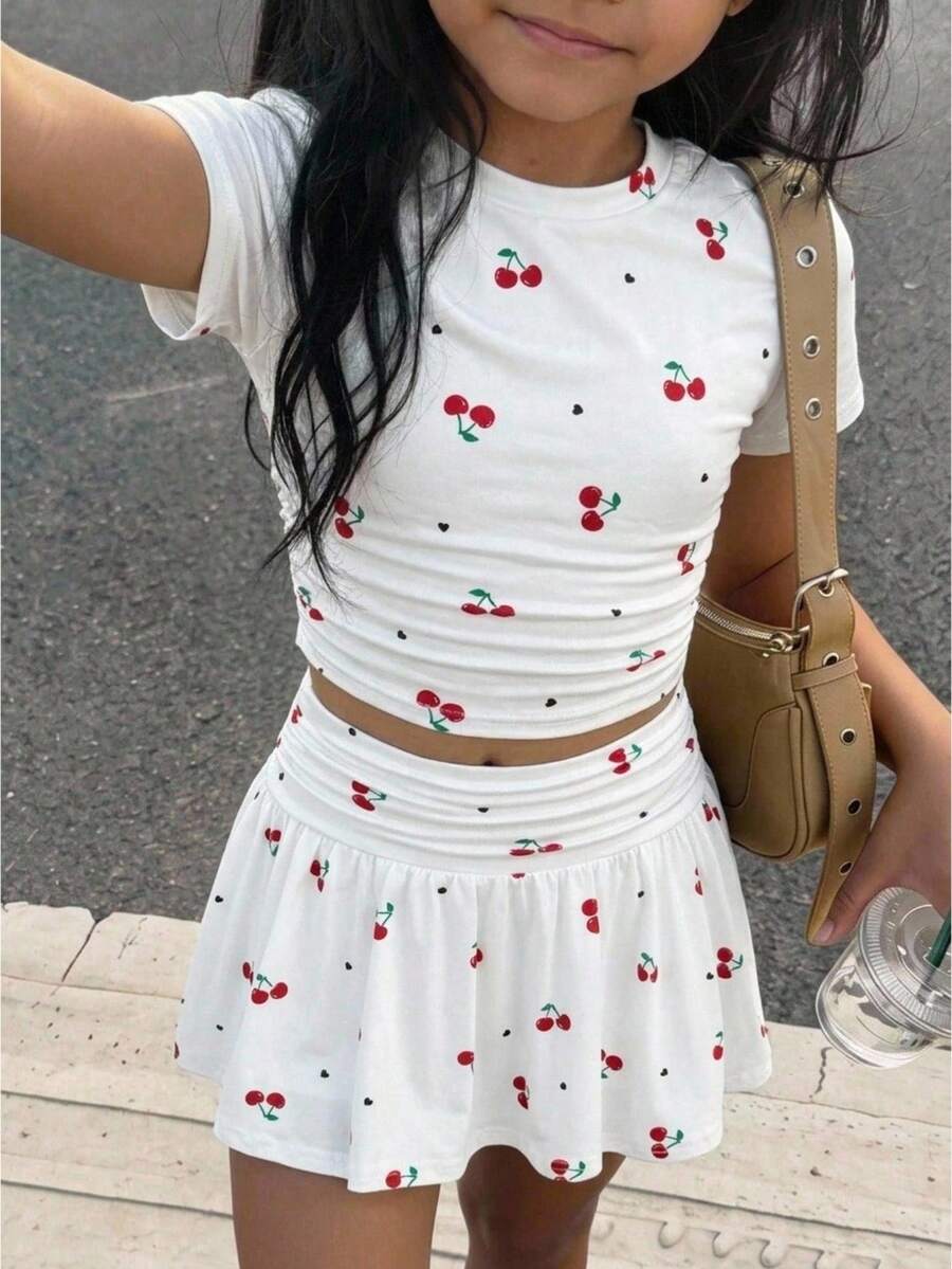 SHEIN Tween女孩時尚夏季可愛櫻桃波點水果圖案休閒套裝:短袖短版上衣與百褶迷你裙,夏季可愛迷你愛心櫻桃印花,櫻桃女孩,度假海灘 - 白色 - 查看 1