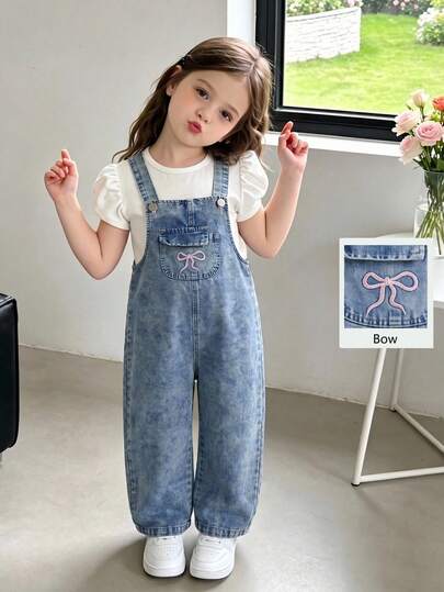 SHEIN ChillGRL أوفرول جينز للبنات الصغيرات، أسلوب جديد لجميع الفصول، جينز أزرق متوسط عتيق أنيق، جيب أمامي مع تصميم تطريز فيونكة وردية، قصة مستقيمة فضفاضة، قماش ناعم ومريح، أسلوب موضة يومي متعدد الاستخدامات، مناسب للعطلات والمناسبات المختلفة، أوفرول جينز جديد للبنات الصغيرات للعطلات في الفصول الأربعة