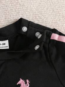 SHEIN 新生女嬰粉黑時尚套裝 短袖上衣配3D蝴蝶結 可愛套裝 適合0-9個月寶寶 - 黑色 - 查看 6