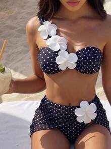 Bonvoyette Conjunto de traje de baño de 3 piezas para mujer, estilo minimalista elegante romántico casual sexy dulce lindo de moda para verano playa vacaciones, estampado básico versátil de lunares blanco y negro, decoración de flores 3D, diseño de cuello asimétrico estilo bandeau, minifalda ajustada de media pierna, adecuado para playa, resort, spa, festival de música, luna de miel y ocasiones de vacaciones casuales - Blanco y Negro - Ver 1