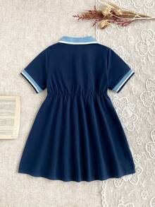 SHEIN Vestido plisado para niñas de verano, versátil, lindo y minimalista, con cuello acanalado, puños acanalados y patrón bordado en rosa - Azul Marino - Ver 3