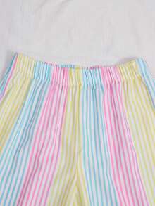 Conjunto de 2 peças para menina com riscas arco-íris, estilo enérgico e doce. Top sem mangas com folhos e três laços cor-de-rosa, calças largas a condizer com riscas, cintura alta para ajuste justo e efeito alongador. Tecido leve, paleta de cores macaron fresca para um visual juvenil e divertido, adequado para escola, viagens, primavera e verão, conjunto versátil - Multicolorido - Ver 3