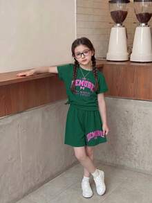 SHEIN Casuvi Kids 2 件/套女孩套装休闲舒适简约卡通蝴蝶结和字母印花 T 恤搭配黑色运动短裤，适合春夏日常穿着 - 墨綠色 - 查看 4