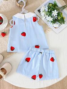 SHEIN Vintaside Kids 女嬰清新藍白條紋草莓印花荷葉領無袖上衣 + 短褲 2件套 | 歐美風學院風兒童夏季套裝。經典彼得潘領設計，搭配清爽藍白條紋面料，充滿夏日活力；點綴甜美草莓印花，搭配前褶縫剪裁 - 彩色 - 查看 3