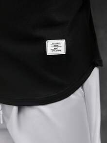 Manfinity Homme Áo ba lỗ nam, áo ba lỗ thể thao xuân/hè, phong cách dễ phối đồ, áo ba lỗ đen, thiết kế gấu cong, trang trí miếng đắp denim, áo ba lỗ vai hẹp thường ngày, chất vải mềm mại và thoải mái, phù hợp cho thể thao mùa hè, du lịch, ở nhà, món đồ thời trang nam đa năng xuân/hè - màu đen - Xem 3