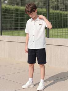 SHEIN Casuvi Kids Bộ đồ hè mới thời trang cho bé trai: áo sơ mi ngắn tay và quần short rộng rãi. - Đen và trắng - Xem 1