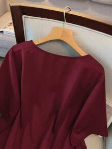 GlowEve CURVE 大尺碼女款休閒傳統軟挺 2 合 1 V 領拼色下擺短袖鈕扣裝飾寬鬆上衣 家居辦公正式穿搭 酒紅色 夏季 - 酒紅色 - 查看 8
