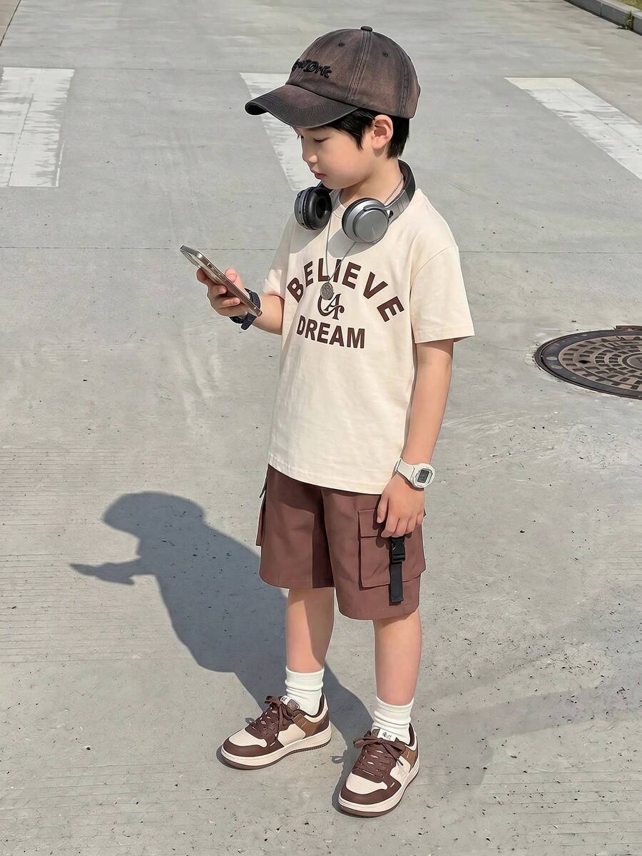 Casuvi Kids Casuvi 儿童男童两件套:宽松针织 T 恤搭配梭织休闲短裤,学院风英文图案印花,纽扣口袋设计,美式休闲风,适合春夏日常穿着 - 卡其色 - 查看 1