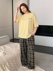 Dazy Petite Plus 大尺碼女款字母印花T恤與格紋睡褲家居服套裝，四季皆宜 - 黃色 - 查看 5