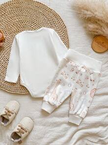 SHEIN Vintaside Kids 新生兒男嬰春秋四季通用寬鬆針織米白色信封領長袖連身衣與尿褲2件套，舒適柔軟可愛森系簡約清新；適中厚度，身上印有長頸鹿、木馬、搖鈴等圖案；休閒、幼兒、派對、滿月慶祝 - 杏色 - 查看 2