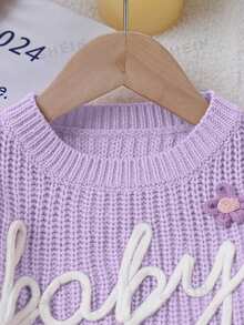 SHEIN 女嬰紫色花卉圓領針織衫「Baby」刺繡字母 3D 花朵裝飾 可愛仙氣款 秋季家庭套裝 婚禮賓客穿搭 - 紫色 - 查看 4