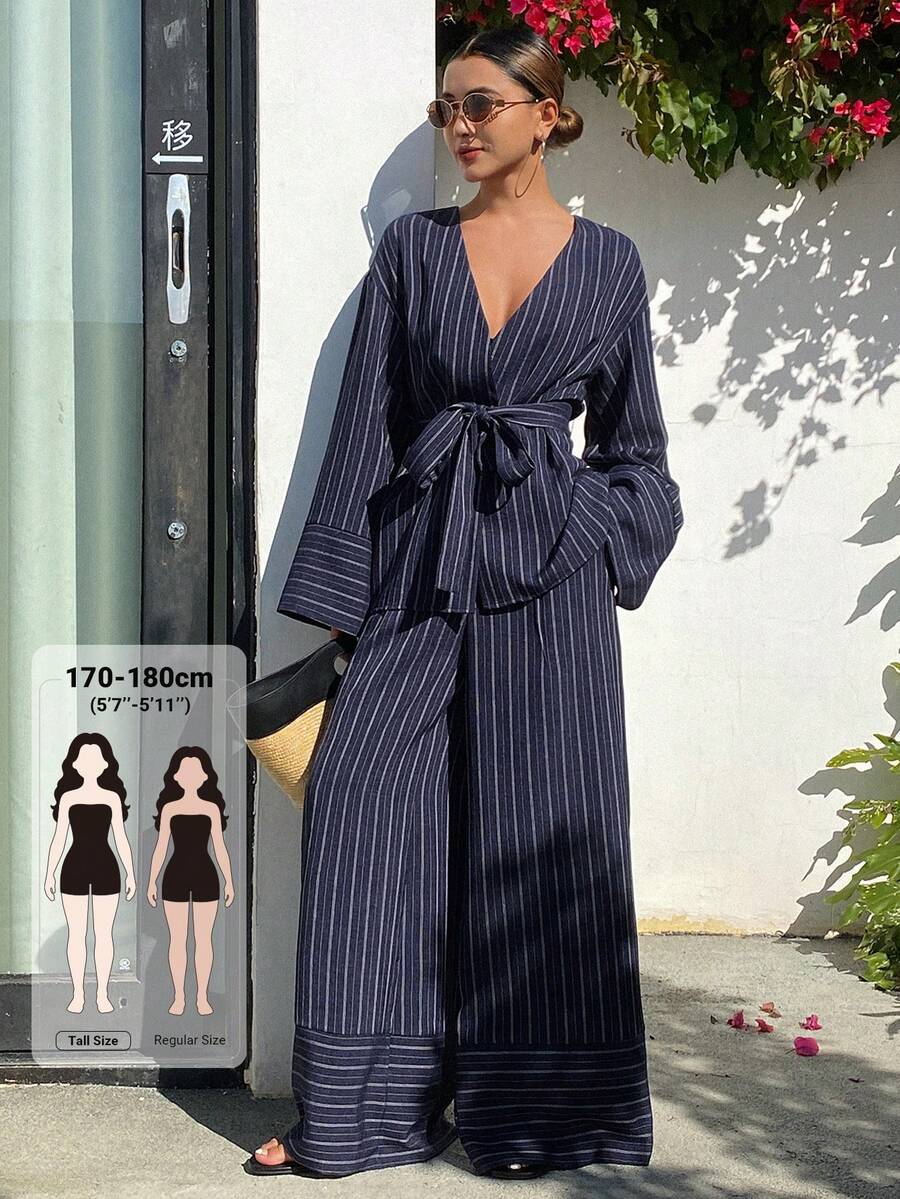 Dazy Tall Conjunto de 2 piezas de verano para mujer con top a rayas estilo envolvente con lazo en la cintura y pantalones anchos holgados para vacaciones - Azul Marino - Ver 1