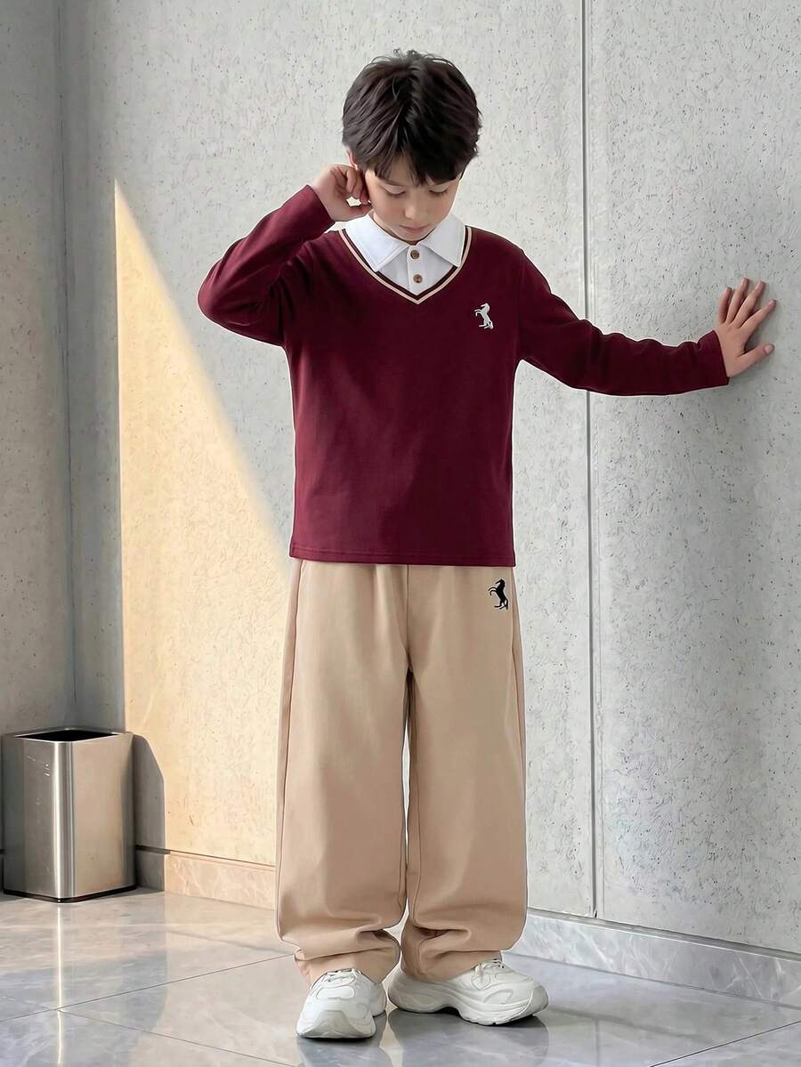 Casuvi Kids 两件套男童海军蓝 Polo 领二合一刺绣条纹学院风上衣和卡其色直筒裤套装,适合日常、复古校园风、运动街头风、返校季、春秋季穿着。 - 酒紅色 - 查看 1
