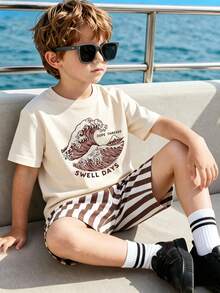SHEIN Streecool Kids 男童度假休閒波浪圖案圓領短袖T恤與條紋印花短褲套裝，島嶼風格海灘週末夏季穿搭，優雅服飾適合外出、度假、旅行、拍照，春/夏新品 - 卡其色 - 查看 3