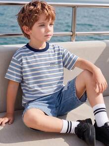 SHEIN Vintaside Kids 男童夏季兩件套，藍白條紋短袖T恤，胸前印有英文圖案，淺藍色牛仔短褲，破洞磨損設計，適合日常戶外、公園和家庭休閒 - 藍色 - 查看 4