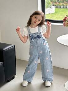 SHEIN Genkimix Kids 女童時尚百搭款幼兒牛仔吊帶褲 春夏秋冬通用 復古淺藍牛仔色 粉色愛心刺繡設計 增添可愛氛圍 胸前大蝴蝶結設計 寬鬆直筒版型 柔軟舒適面料 日常穿著上學通勤 - 淺藍色 - 查看 9