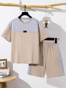 SHEIN 2件組 青少年男孩休閒學院風拼色圓領短袖套頭T恤套裝，卡其色，適合通勤、上學、外出、運動、假期、派對與度假，春夏款 - 卡其色 - 查看 2