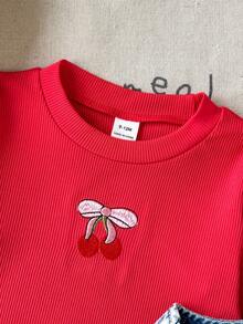 SHEIN Vintaside Kids 純色套頭長袖上衣與櫻桃刺繡無袖吊帶連身褲嬰兒/幼兒（女童）T恤套裝 - 紅色 - 查看 4