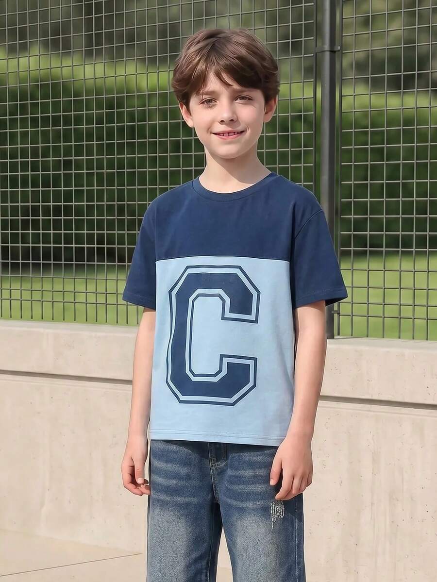 Casuvi Kids 时尚休闲美式学院风撞色拼接印花男童T恤,宽松版型,深浅蓝色拼接,大写字母C印花,简约宽松版型,新潮风格,适合校园生活、户外活动、周末度假和休闲穿着。男童运动衫套装 - 藍色 - 查看 1