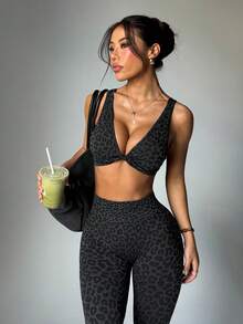 SHEIN Velisys 2套女款無縫豹紋扭轉交叉瑜伽跑步健身運動內衣與緊身褲套裝 - 彩色 - 查看 5