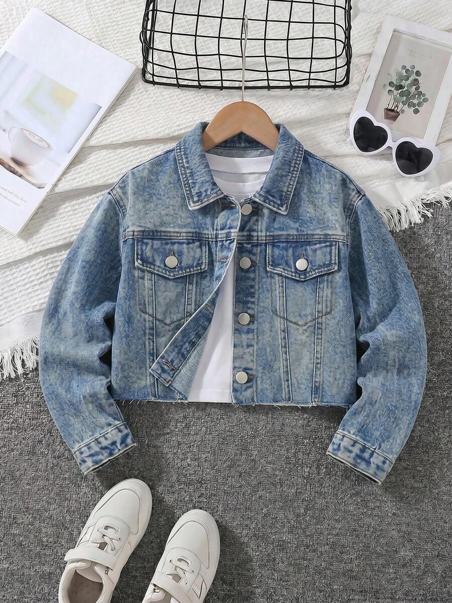 SHEIN 少女牛仔外套，柔软棉质，休闲时尚，百搭舒适，适合日常穿着。简约经典翻领设计，短款廓形，高腰剪裁，宽松版型，复古水洗中蓝色牛仔外套，适合休闲、度假、日常穿着。