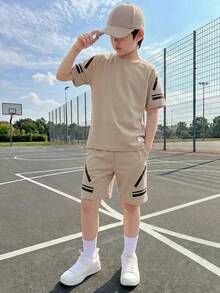 SHEIN Casuvi Kids 2 件装 Tween 男童休闲运动简约图案 T 恤和短裤套装，夏季 - 杏色 - 查看 1