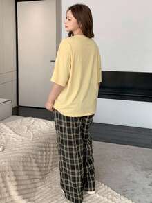 Dazy Petite Plus 大尺碼女款字母印花T恤與格紋睡褲家居服套裝，四季皆宜 - 黃色 - 查看 3