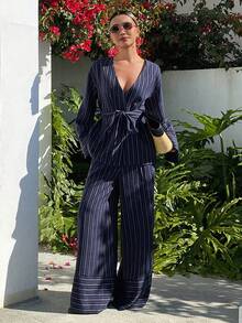 Dazy Tall Conjunto de 2 piezas de verano para mujer con top a rayas estilo envolvente con lazo en la cintura y pantalones anchos holgados para vacaciones - Azul Marino - Ver 5