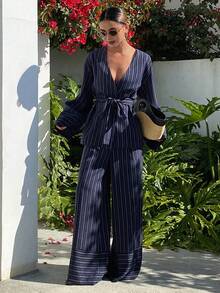 Dazy Tall Conjunto de 2 piezas de verano para mujer con top a rayas estilo envolvente con lazo en la cintura y pantalones anchos holgados para vacaciones - Azul Marino - Ver 6