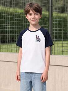Casuvi Kids Camiseta de manga corta con cuello redondo para niño preadolescente, diseño de bloques de color azul & blanco, manga raglán, gráfico de letras, diseño de impresión LA en el pecho izquierdo, adecuada para primavera & verano, juego al aire libre, escuela, ropa de calle, fiesta y uso casual - Azul y blanco - Ver 1