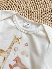 SHEIN Vintaside Kids 新生兒男嬰春秋四季通用寬鬆針織米白色信封領長袖連身衣與尿褲2件套，舒適柔軟可愛森系簡約清新；適中厚度，身上印有長頸鹿、木馬、搖鈴等圖案；休閒、幼兒、派對、滿月慶祝 - 杏色 - 查看 8