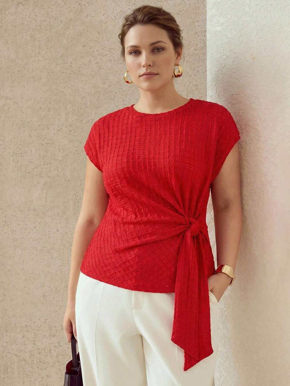 WOMEN'S PLUS SIZE RED SHORT SLEEVE KNIT TOP WITH ROUND NECK, CAP SLEEVES, HIGH ELASTICITY TEXTURED FABRIC, FRONT TIE BOW DESIGN