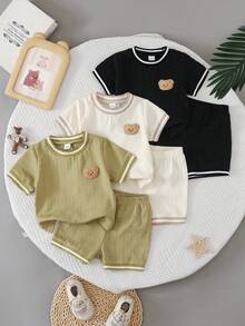 SHEIN 3 Set di Abbigliamento Estivo per Bambino Maschio, Magliette a Maniche Corte Morbide con Texture a Orsetto Carino e Pantaloncini, 2 Pezzi, Top Bianchi con Grafica, Abiti da Spiaggia Estivi - Multicolore - Visualizzare 9