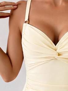 Swim Basics 女款純色金屬環飾交叉綁帶抓皺性感背心短褲套裝，適合海灘度假 - 杏色 - 查看 4