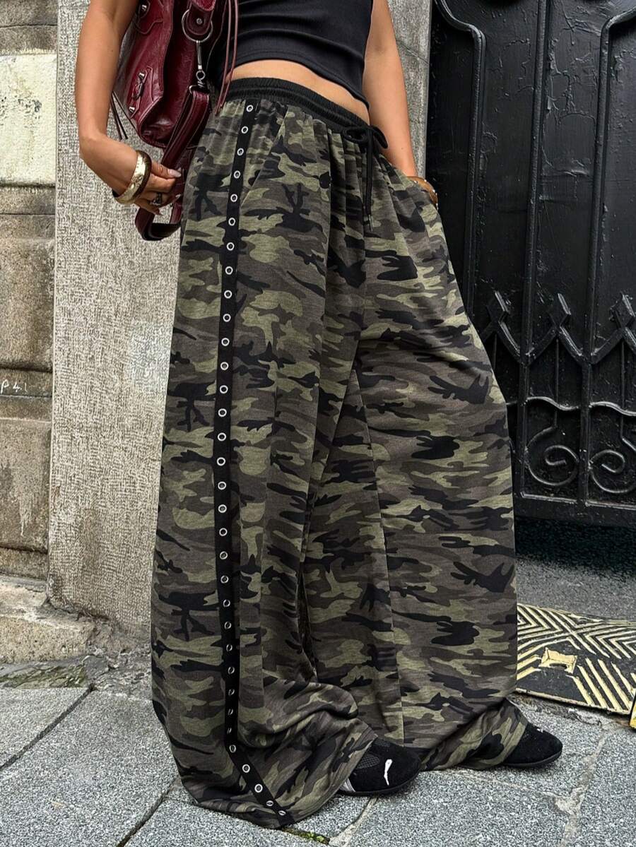 Coolane Pantalones largos de cintura alta y holgados con estampado de camuflaje y decoración metálica lateral para mujer - Verde militar - Ver 1
