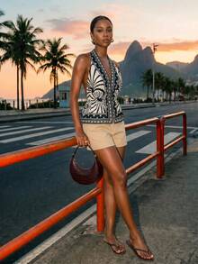 CAJUNI Top halter con escote en V profundo y estampado geométrico para mujer, ideal para vacaciones - Blanco y Negro - Ver 4