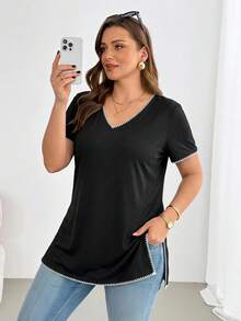 SHEIN Essnce 休閒度假風貝殼花卉工藝黑色布料大尺碼V領下擺開衩短袖T恤，適合夏季黑色上衣約會派對 - 黑色 - 查看 3