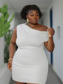 CurvyTilda 大码女式纯色褶皱不对称肩部优雅连衣裙 - 白色 - 查看 5