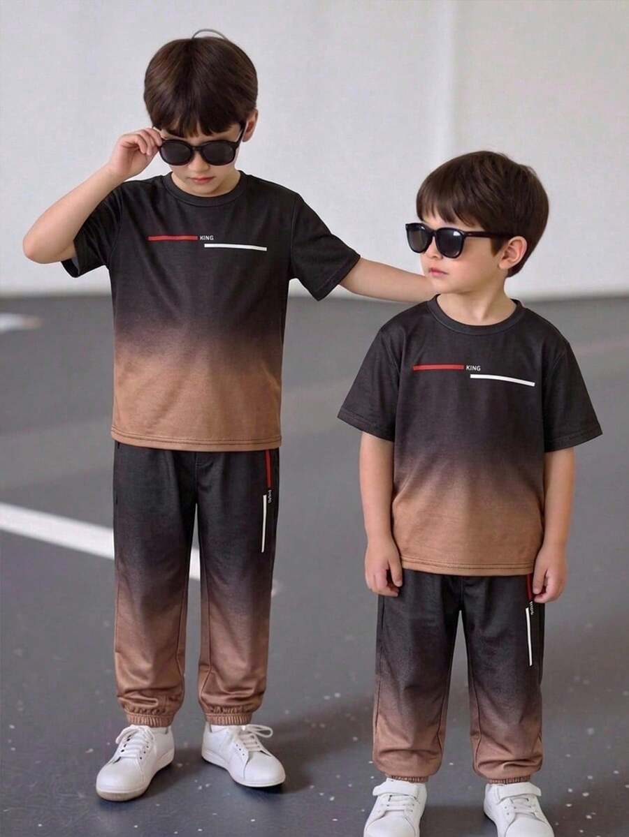 SHEIN 2件組兒童青少年男孩休閒百搭印花圖案混搭粗細羅紋圓領短袖T恤與慢跑褲針織套裝,男孩服飾,運動褲,男孩夏季衣著,套裝,校服上衣,返校服裝男孩,黑色圖案T恤,秋季長褲 - 彩色 - 查看 1