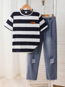 SHEIN Conjunto de 2 piezas para niños con camiseta de manga corta a rayas en contraste blanco y azul marino, jeans desgastados de color azul claro con diseño de patchwork de bolsillos de mezclilla, estilo casual preppy, ropa para niños grandes para uso diario, viajes y escuela en primavera/otoño, diseño único y fresco - Multicolor - Ver 3