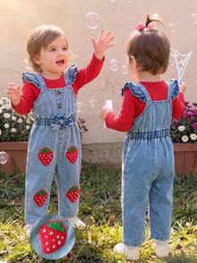 SHEIN Vintaside Kids 2件組女嬰春夏/秋冬甜美草莓套裝，紅色羅紋圓領長袖上衣，搭配水洗藍牛仔吊帶褲，荷葉邊肩帶，前扣鈕扣＋腰部蝴蝶結設計，褲子飾有3D毛巾刺繡草莓圖案，柔軟牛仔布親膚，活力田園風，嬰兒日常外出穿搭 - 紅色 - 查看 6