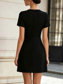 SHEIN LUNE 女款優雅圓領荷葉邊下擺修身小黑裙 短袖收腰 通勤晚餐辦公夏季洋裝 - 黑色 - 查看 2